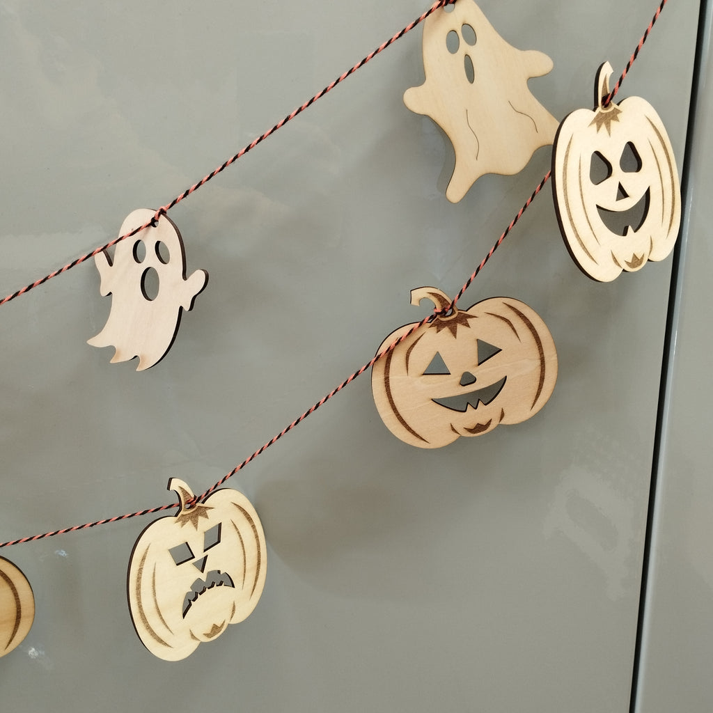 Halloween theme, colour in wooden garlands