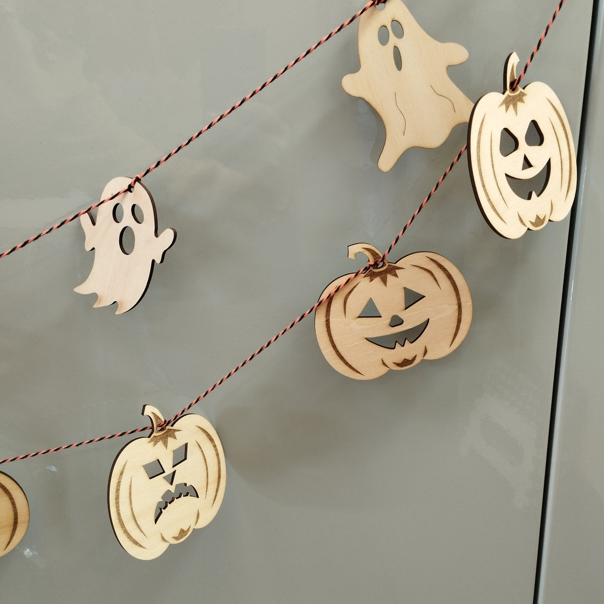 Halloween theme, colour in wooden garlands