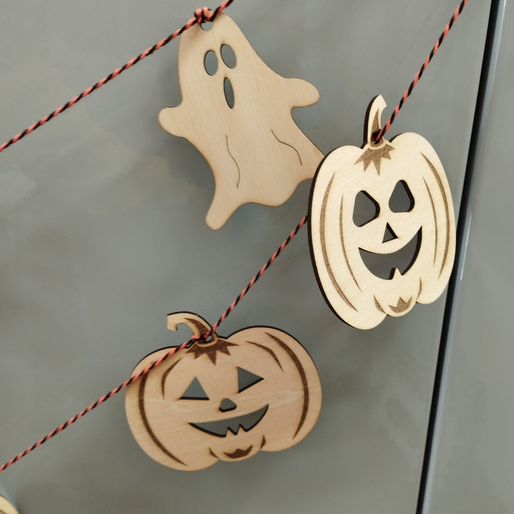 Halloween theme, colour in wooden garlands